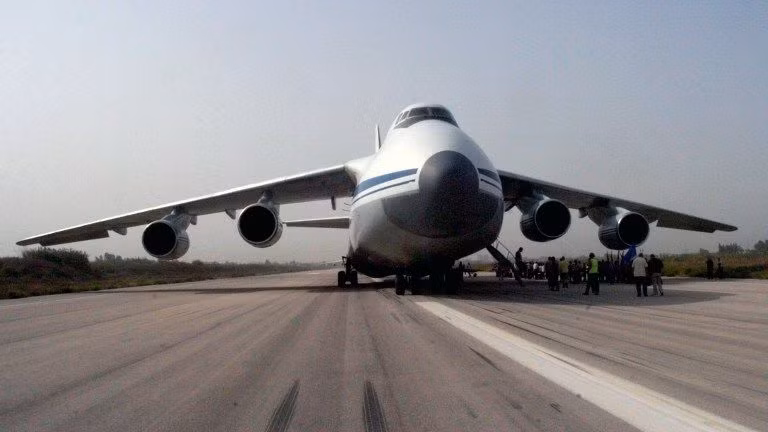 Sân bay Syria này là điểm đến và đi của 3 hãng hàng không Syrian Air, Autolux và UM Airlines.