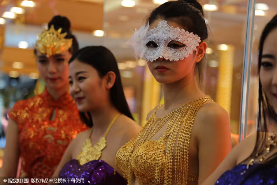 Bốn người mẫu trưng diện các bộ trang sức vàng tại buổi trình diễn.