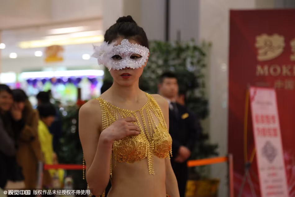 Bốn người mẫu đã mặc và đeo những bộ nội y bằng vàng và các món đồ trang sức vàng bắt mắt để thu hút đông đảo người xem.