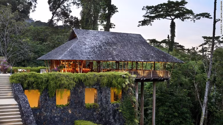 6. The Datai Langkawi: The Datai Langkawi là một khu nghỉ mát sang trọng nằm trên bờ biển phía Bắc của hòn đảo. Khu nghỉ dưỡng này nằm giữa khu rừng nhiệt đới với các căn phòng riêng biệt, được kết nối bởi những con đường nhỏ. Với 124 phòng và 14 biệt thự nghỉ dưỡng, ngăn cách với bên ngoài bằng một bãi cỏ, khu resort này hấp dẫn du khách với hoạt động ngắm những chú khỉ, đại bàng và chim mỏ sừng giữa rừng lớn.