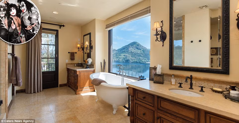 Phòng tắm trong căn nhà chung của các thành viên nhóm Kiss được trang trí khá trang nhã và có view nhìn ra hồ, núi tuyệt đẹp