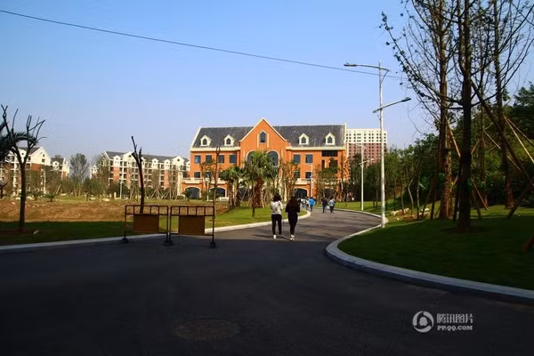 Tuy chưa hoàn thiện nhưng những dãy phòng học sáng sủa, khu ký túc xá hiện đại hay khu vườn xanh mát trong khuôn viên của trường đại học này vẫn khiến biết bao sinh viên phải mơ ước được học ở đây.