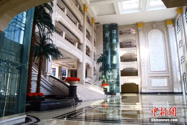 Thầy Bách Quần, Hiệu trưởng của trường cho biết, nhà trường đầu tư xây dựng khu phân viện mới với lối kiến trúc hiện đại và đẹp mắt nhằm tạo cho các sinh viên môi trường học tập tốt hơn, để các em có nhiều cảm hứng hơn mỗi khi đặt chân tới trường.