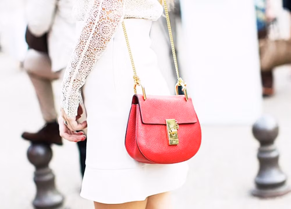 Rộ lên từ năm ngoái, mẫu túi xách hình chữ D Chloé Drew của nhà mốt Pháp là món đồ xuất hiện nhiều nhất trên đường phố trong năm nay. Thiết kế nhỏ gọn, đơn giản, có chốt khóa phá cách, dễ phối đồ là nhiều ưu điểm khiến Chloé Drew lọt vào mắt xanh của nhiều cô gái. Giá của mẫu túi xách hàng hiệu này dao động từ 1.300 đến 3.000 USD.