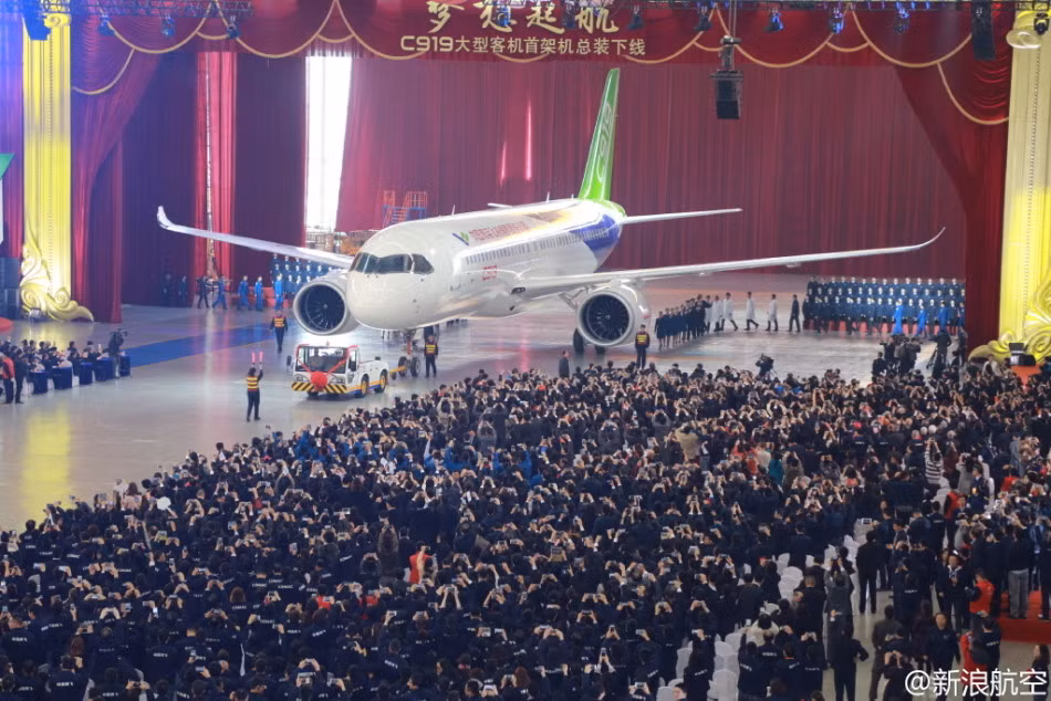 Tập đoàn máy bay thương mại Trung Quốc (COMAC) vừa ra mắt máy bay động cơ kép C919 trong buổi lễ có sự tham dự của khoảng 4.000 quan chức chính phủ và khách mời tại nhà chứa máy bay gần sân bay quốc tế Pudong hôm nay 2/11.