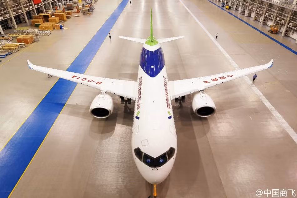 Với Trung Quốc, chiếc máy bay chở khách này đại diện cho nhiều năm nỗ lực giảm phụ thuộc vào hai nhà sản xuất máy bay Airbus và Boeing. Thậm chí, họ giờ còn có thể cạnh tranh với hai “gã khổng lồ” về sản xuất máy bay này.