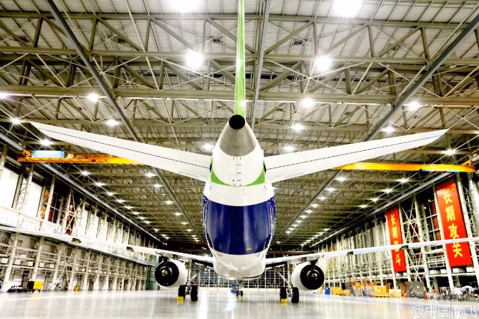 COMAC từng sản xuất loại phi cơ nhỏ hơn, có tên ARJ, với 78-90 chỗ ngồi. Loại máy bay này vẫn đang bay thử nghiệm và chờ giấy phép của Cục Hàng không Liên bang Mỹ (FAA).