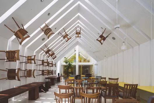 Vào ban đêm, hệ thống đèn LED Spotlight được sử dụng để đảm bảo yêu cầu chức năng, đặc tính thẩm mỹ của không gian triển lãm và cũng thân thiện với môi trường.