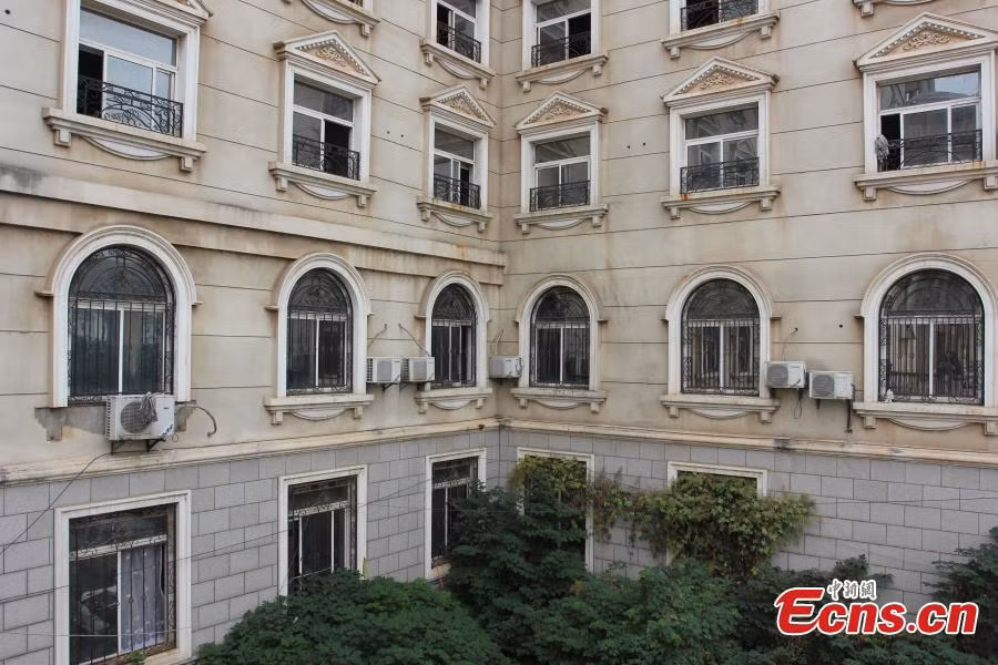 Công trình này vốn được xây làm khách sạn nhưng việc thi công đã bị chững lại do thiếu kinh phí.