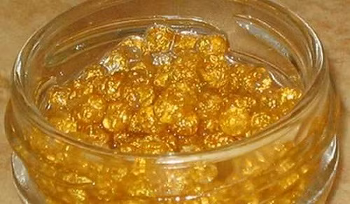Trứng cá phủ vàng: Trứng cá đắt nhất thế giới là trứng của loài cá chiên trắng được Iran xuất khẩu với thương hiệu “Almas”. Để tăng thêm phần hấp dẫn, các nhà sản xuất đã phủ vàng bên ngoài trứng cá muối. Giá: 274 USD /hộp (tương đương khoảng hơn 5,4 triệu đồng/hộp).