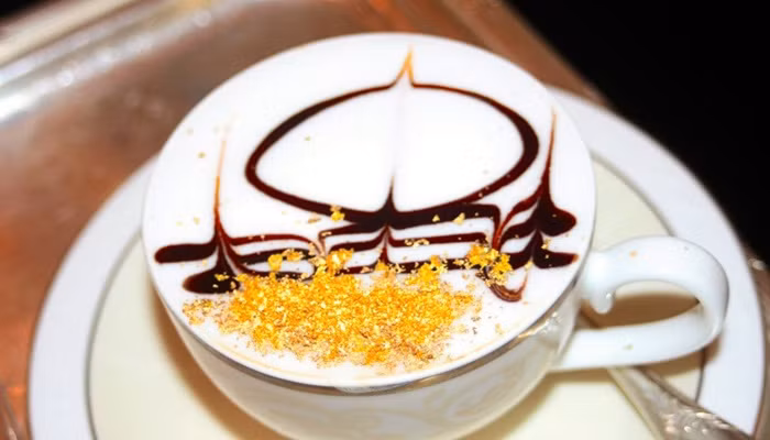 Cappuchino vàng: Đây là loại thức uống dành riêng cho giới quý tộc ở Abu Dhabi, Ả Rập. Cafe không những được pha với vàng mà còn được bổ sung thêm lá bạc hà tạo ra hương vị khá đặc biệt.