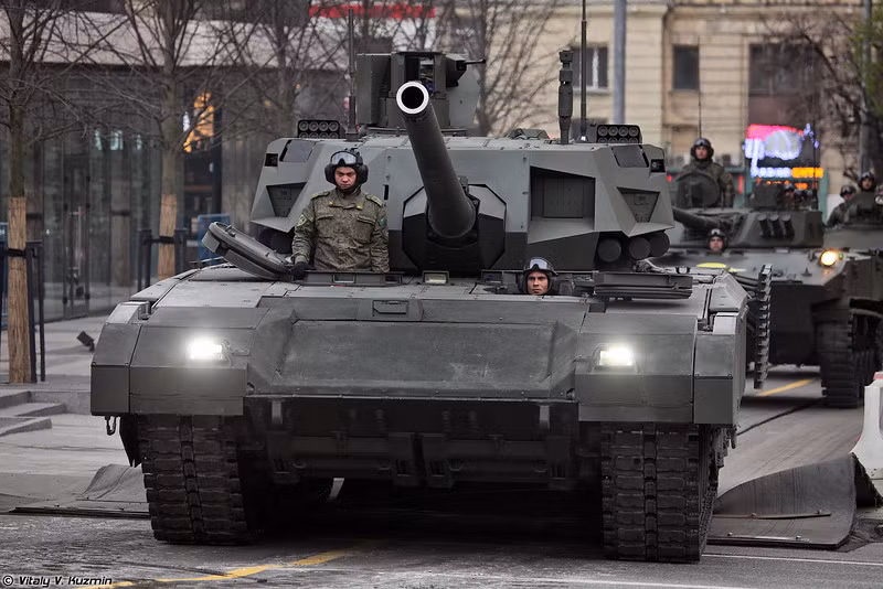 T-14 Armata được coi là mẫu xe tăng mang tính cách mạng như T-64 với tháp pháo không người lái, kíp lái 3 người được bố trí trong một capsule riêng biệt nằm ở phía trước tháp pháo.