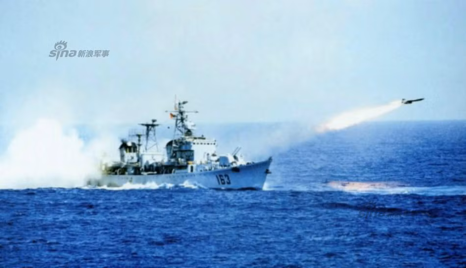Hỏa lực của con tàu được coi là hiện đại nhất của Trung Quốc những năm 1980 có 6 tên lửa chống hạm, hai tháp pháo 130mm nòng kép, 4 tháp pháo phòng không 37mm nòng kép, hai bệ phóng bom chống ngầm Type 75, 6 ống phóng ngư lôi, 38 thủy lôi.