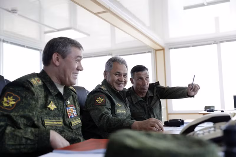 Đích thân Bộ trưởng BQP Nga S.Shoigu (giữa), Tổng tham mưu trưởng các lực lượng vũ trang Nga V.Gerasimov (trái) và Cục trưởng Cục huấn luyện chiến đấu I. Buvaitsev thị sát đủ nói lên tầm quan trọng của cuộc tập trận này.