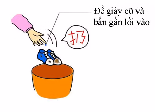  8. Để giày cũ và bẩn gần lối vào: Tủ giày là nơi tích tụ mùi hôi. Thông thường dòng chảy không khí bị ứ đọng tại đây. Nếu để giàu cũ, bẩn ngay lối vào thì các nguồn năng lượng tiêu cực sẽ ứ đọng và ảnh hưởng đến gia chủ. Lời khuyên: Bạn hãy thường xuyên vệ sinh tủ giày. Hãy vứt bỏ những đôi giày quá cũ và không sử dụng đến. Theo thời gian, nếu nhận thấy tủ giày đã cũ, bạn có thể sơn lại màu sơn mới. (Thông tin trong bài chỉ mang tính tham khảo, cung cấp nội dung khoa học phong thủy cho bạn đọc).
