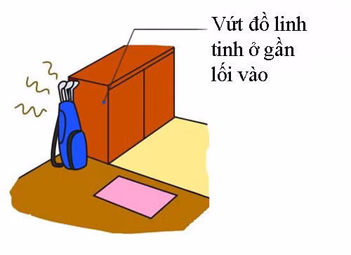  5. Vứt đồ linh tinh ở gần lối vào: Rất nhiều người thường có thói quen để đồ dùng thể thao hoặc các vật dụng khác ở ngay lối vào nhà vì cho rằng nó tiện lợi. Tuy nhiên, theo phong thủy, đây là một thói quen không tốt bởi nó sẽ khiến cho gia đình bạn tích tụ thêm nhiều nguồn năng lượng tiêu cực. Nó khiến tài vận của gia đình bị ảnh hưởng. Lời khuyên: Để đồ vật gọn gàng, hạn chế vứt đồ linh tinh ở gần lối vào