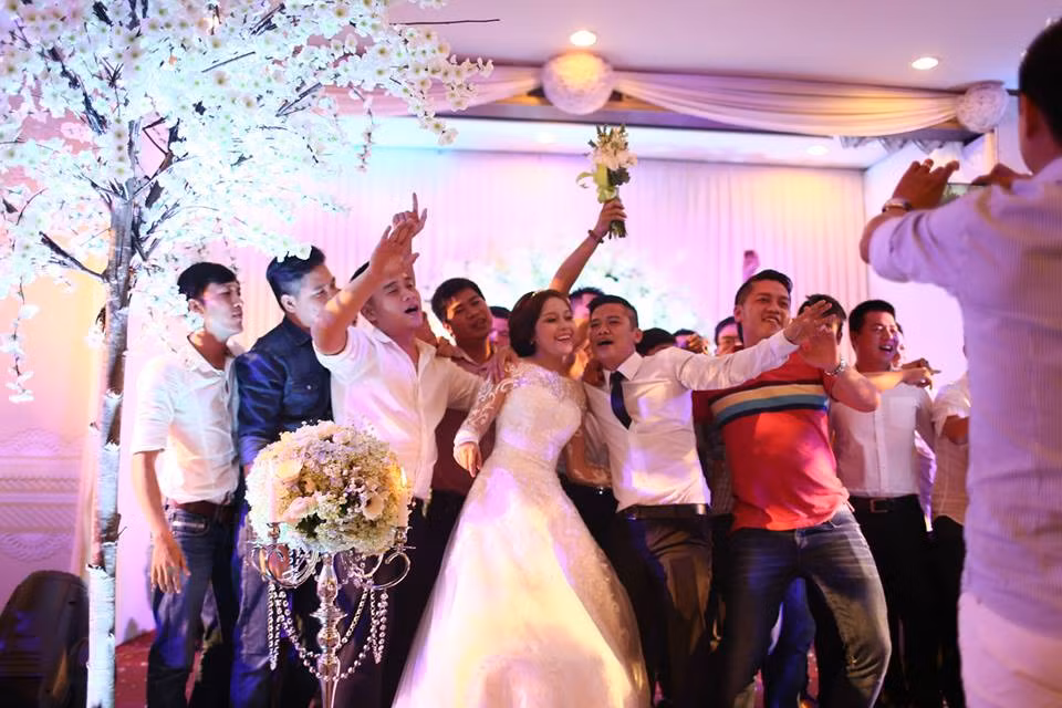 Dan mạng khoái chí vói co dau nhi nhanh hát dám cuói-Hinh-6