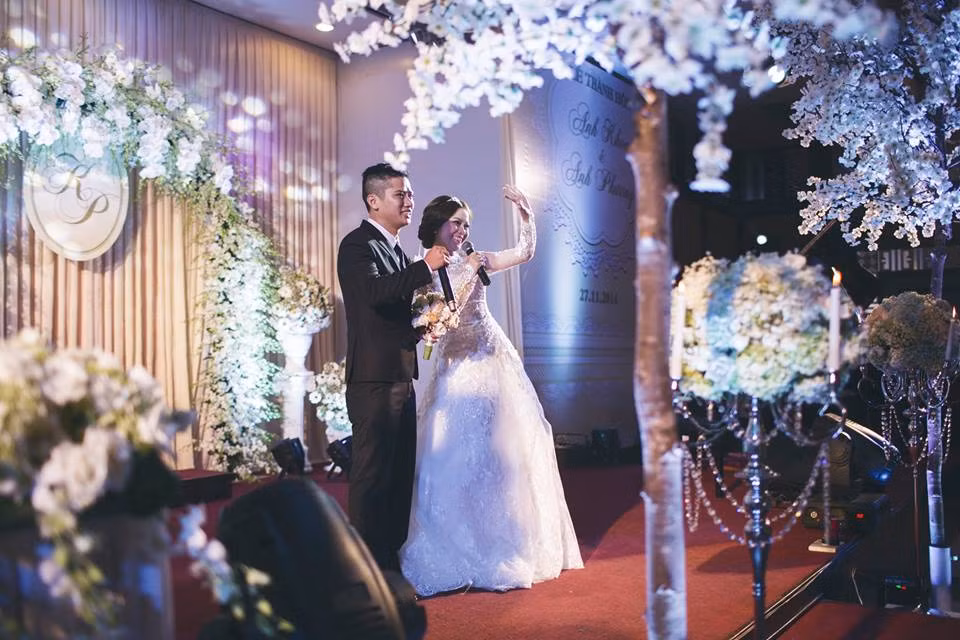 Dan mạng khoái chí vói co dau nhi nhanh hát dám cuói