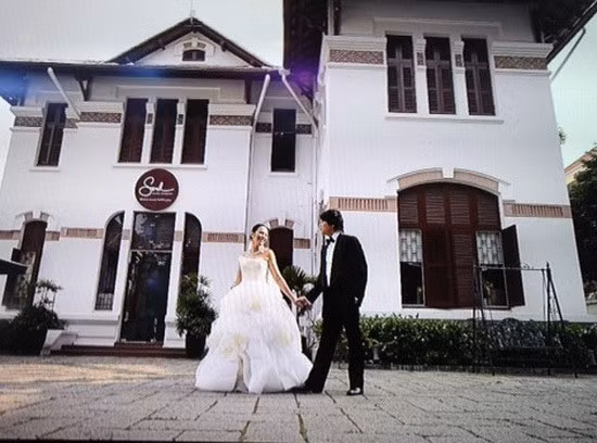 Xinh đẹp, thông minh và giỏi giang, Trương Huệ Vân quyết định kết hôn với ca sĩ Thanh Bùi khi cô 25 tuổi.