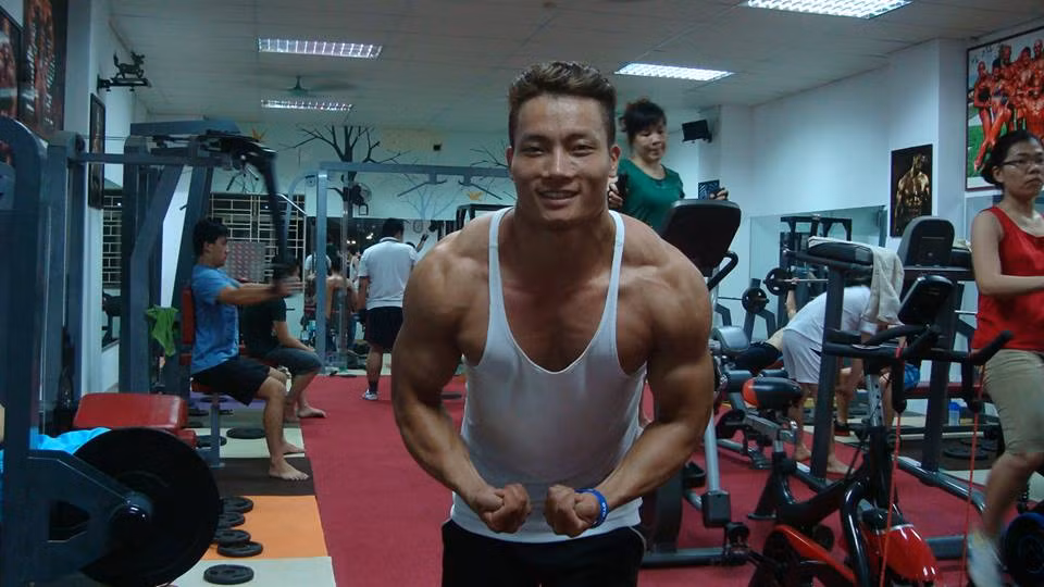 Khắc phục điều này, Đình Hoan bắt đầu tìm đến các trung tâm, phòng tập gym để có thể tập một cách bài bản, khoa học hơn. Sau khoảng 4 năm, thân hình của Đình Hoan đã thay đổi rõ rệt.