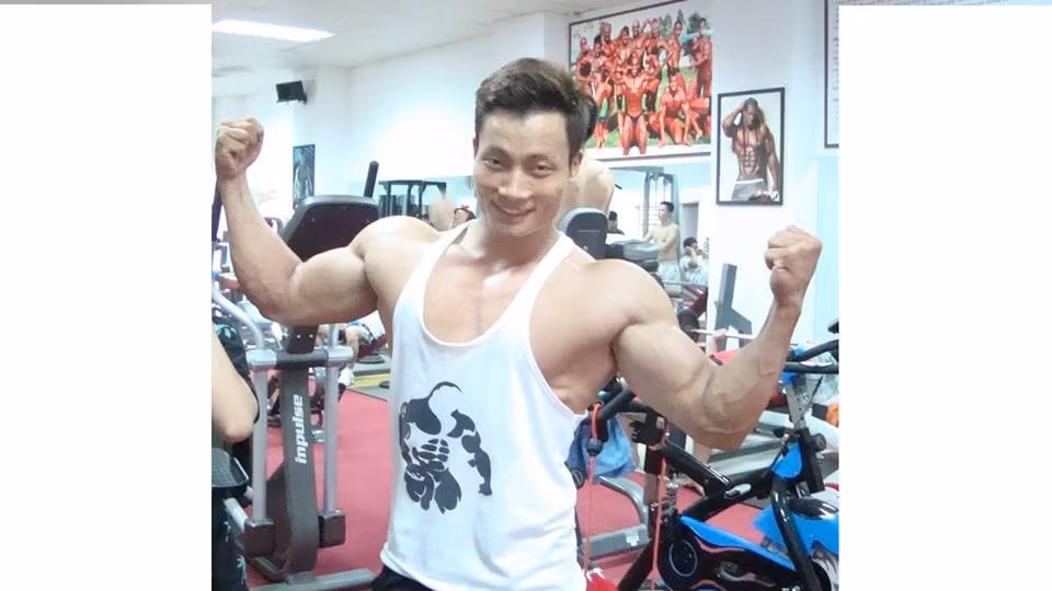Tự tập luyện và có ít nhiều hiệu quả nhưng Đình Hoan không hài lòng vì cảm thấy cơ thể tuy phát triển nhưng lại không đồng đều do tập luyện thiếu bài bản.