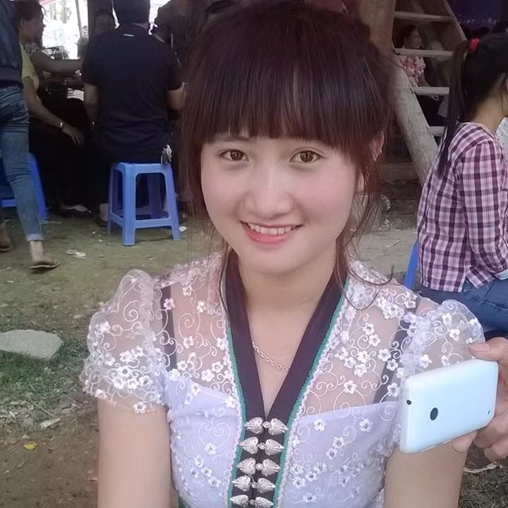 Hải Yến đang sinh sống tại xã Mường Lay, tỉnh Lai Châu. Nét đẹp trong sáng, giản dị của Hải Yến là điều đặc biệt gây ấn tượng với dân mạng Việt.