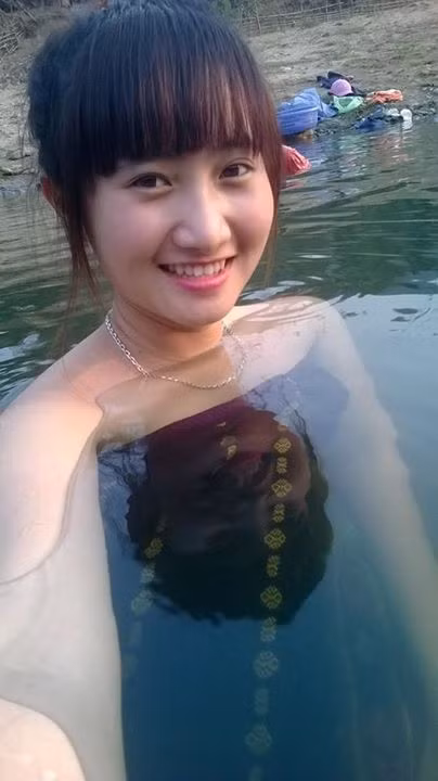 Theo tìm hiểu, cô gái trong loạt ảnh gây bão mạng là một nữ sinh dân tộc Thái tên Hải Yến, hiện đang học tập tại trường Cao đẳng Kinh tế Kỹ thuật Điện Biên.