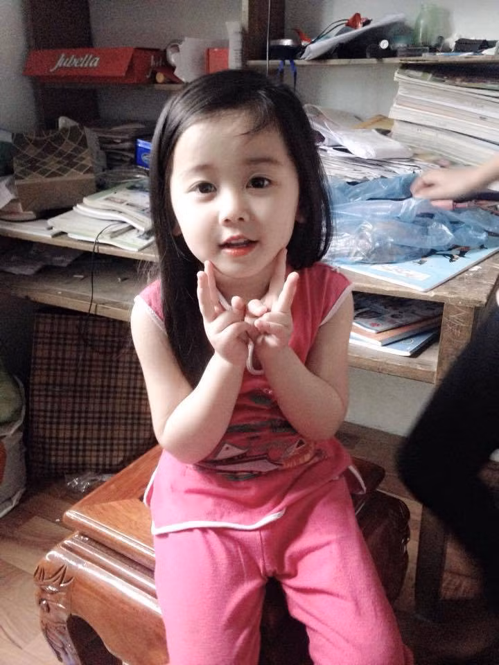 Theo tìm hiểu, bé gái thiên thần trong loạt ảnh gây sốt tên Hoàng Diệu Hương, biệt danh gọi ở nhà là bé Tẹt. Bé năm nay 4 tuổi và đang sống với gia đình tại Định Hóa, Thái Nguyên.