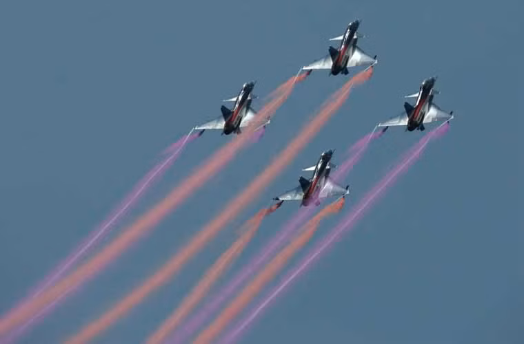 Đội hình tiêm kích J-10A của Phi đội bay Bát Nhất (Không quân Trung Quốc) bay biểu diễn tại triển lãm hàng không Malaysia 2015.