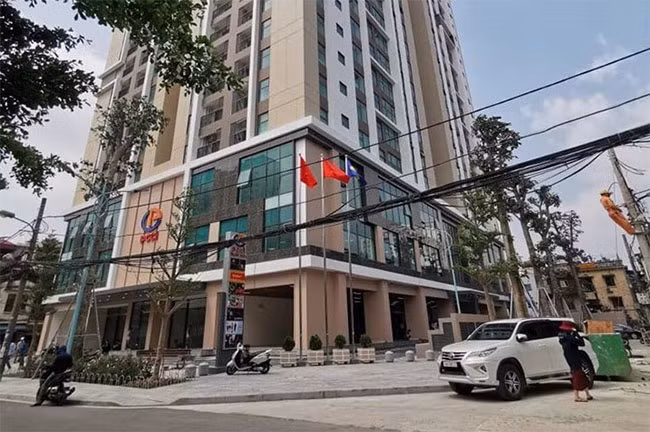 Nguoi phu nu roi tang cao chung cu xuong dat tu vong o Ha Noi