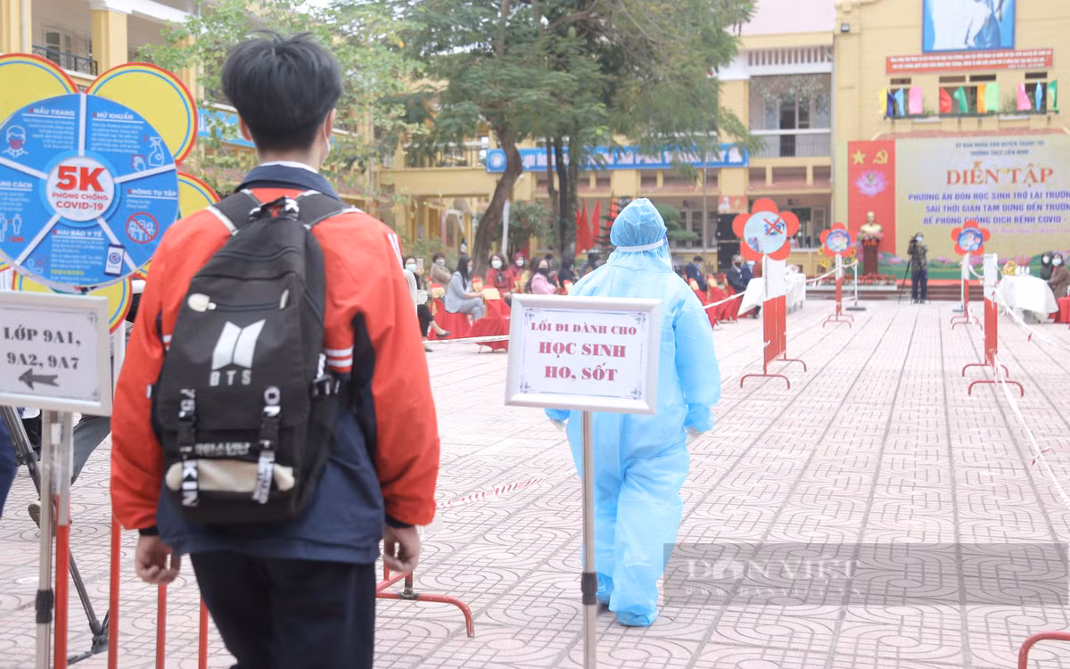 Nhà trường đưa ra các tình huống khi có học sinh bị sốt và F1. (Ảnh: Dân Việt)