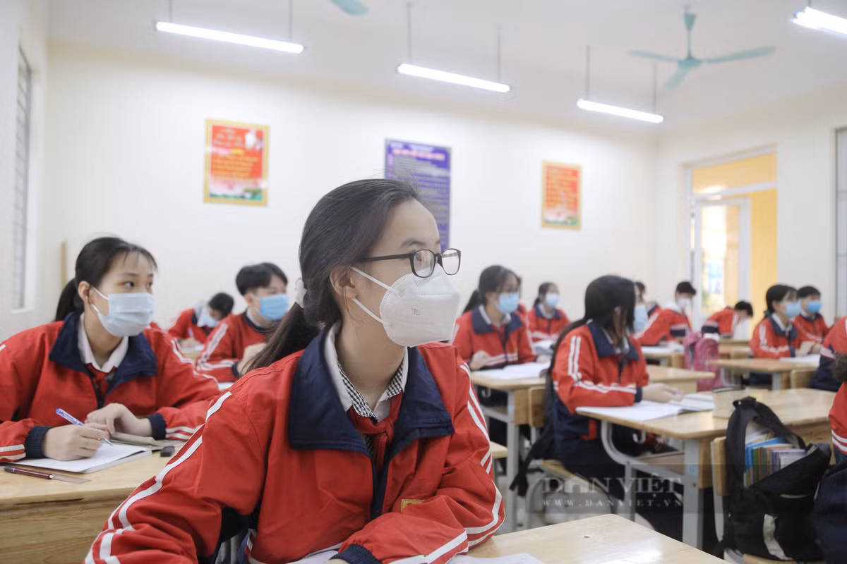 Em Nguyễn Thùy Trang, học sinh lớp 9A3 cho biết rất vui và hồi hộp khi được đi học lại. (Ảnh: Dân Việt)