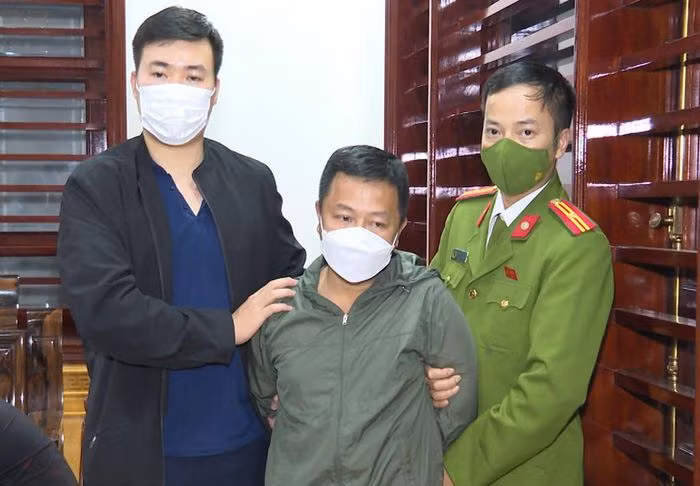  Trùm đường dây lô đề tàng trữ nhiều súng đạn: Ngày 23/11, Công an TP Thanh Hóa cho biết vừa triệt phá đường dây đánh bạc liên tỉnh dưới hình thức ghi số lô, đề do Nguyễn Văn Hùng (42 tuổi, trú TP Thanh Hóa) cầm đầu. Ngoài bắt giữ Hùng, Công an đã tạm giữ 8 người liên quan, gồm 6 nữ, 2 nam để phục vụ điều tra. Đường dây đánh bạc do Hùng cầm đầu có số tiền giao dịch lên đến hàng tỷ đồng. 