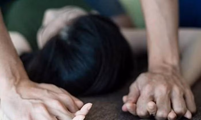  "Yêu râu xanh" nhiều lần hiếp dâm con riêng của vợ: Lợi dụng lúc vợ đi làm, L.N.D (31 tuổi) đã nhiều lần quan hệ tình dục với con riêng của vợ tại phòng ngủ nhà mình và nhà mẹ vợ. Ngày 22/11, Công an huyện Hớn Quản, Bình Phước cho biết đang tạm giữ D. để điều tra, làm rõ. 