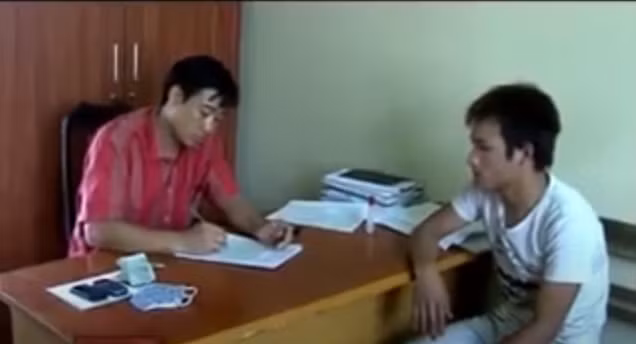 Hung thủ Ngà biết rõ trong nhà chỉ còn mỗi mình bà Dung, bởi bố con ông Thúy đã đi Hòa Bình giúp người con trai làm nhà từ mấy ngày trước. Sang đến nhà bà Dung, đang lục tìm tài sản thì bị bà Dung phát hiện, Ngà đã vật lộn với nạn nhân rồi khống chế trói cổ nạn nhân, rồi thực hiện hành vi đồi bại. Sợ bị tố giác hành vi của mình, Ngà đã ra tay sát hạt nạn nhân bằng một vết cắt ở cổ. Ra tay xong, hung thủ đã vào nhà tắm múc nước giội lên xác nạn nhân hòng xóa dấu vết.