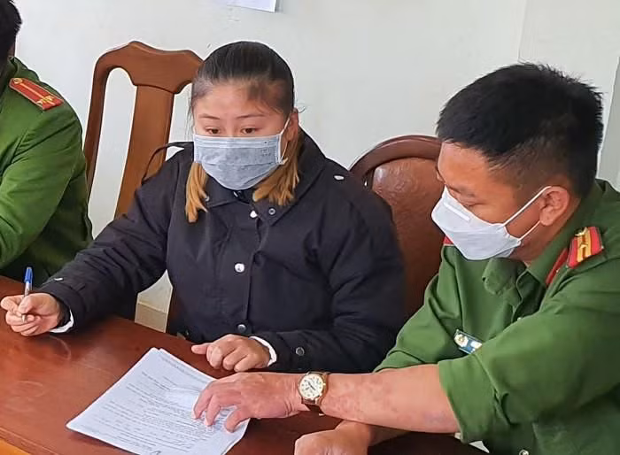  Mê cá độ, 3 thiếu nữ lừa đảo trên 13 tỷ đồng: Để có tiền cá độ, Phan Thị Kim Lộc (SN 2001, trú TP Đà Lạt) chủ mưu cùng 2 đồng phạm đã lừa đảo bằng hình thức giả làm "cò" đất, tìm người bán, người mua rồi cùng ra công chứng đặt cọc, mua bán sang tên, sau đó kiếm cớ "lật kèo" số tiền lừa đảo từ các nạn nhân trên 13 tỷ đồng. Ngày 24/11, Công an tỉnh Lâm Đồng cho biết đã khởi tố, bắt tạm giam 3 đối tượng này.