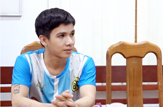  Dùng nước đổ vào miệng bé gái 7 tháng tuổi đến chết: Do bé gái 7 tháng tuổi, là con ruột của “vợ hờ”, hay khóc nên Nguyễn Văn Hồng (SN 1998; ngụ TP Châu Đốc, tỉnh An Giang) nhiều lần đánh đập làm gãy tay và đổ nước vào miệng dẫn đến chết ngạt. Ngày 21/11, Công an tỉnh An Giang cho biết đã bắt tạm giam Hồng để điều tra. 