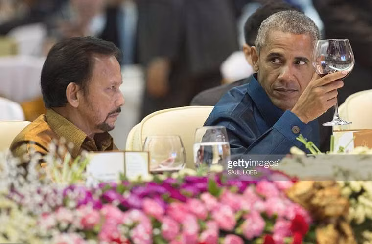 Tổng thống Obama nâng cốc về phía Quốc vương Brunei Hassanal Bolkiah trong đêm gala chào mừng các quan khách tới dự Hội nghị ASEAN tối 7/9.