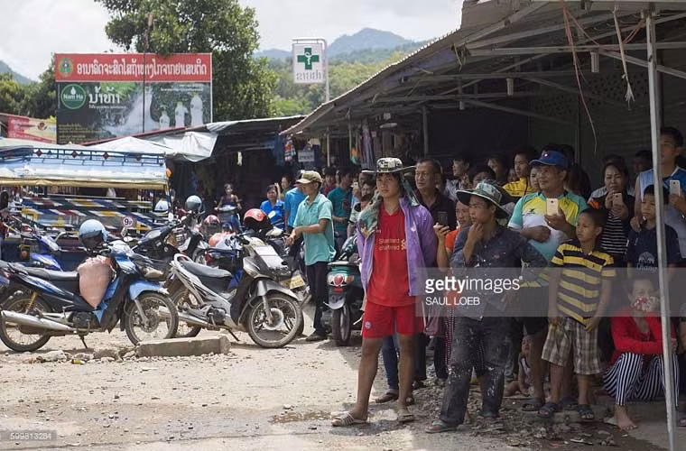 Nhiều người dân địa phương chạy ra đường xem khi đoàn xe hộ tống Tổng thống Obama di chuyển qua để tới chùa Wat Xieng Thong.