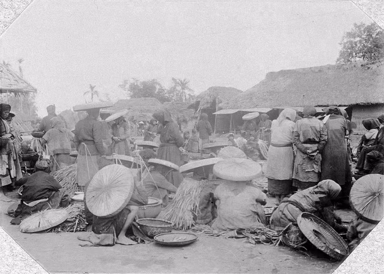 Một khu chợ ở Hà Nội.