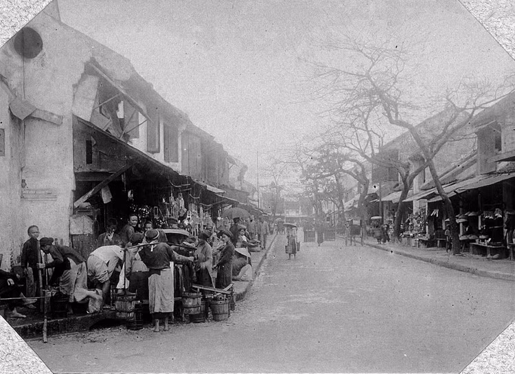 Phố Hàng Thiếc ở Hà Nội.