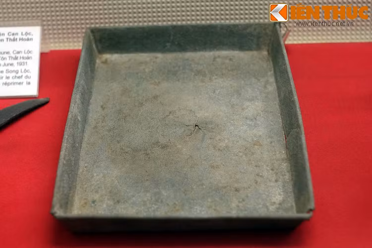 Chiếc khay Huyện ủy huyện Hương Khê, Hà Tĩnh dùng đổ thạch in tài liệu, 1930.