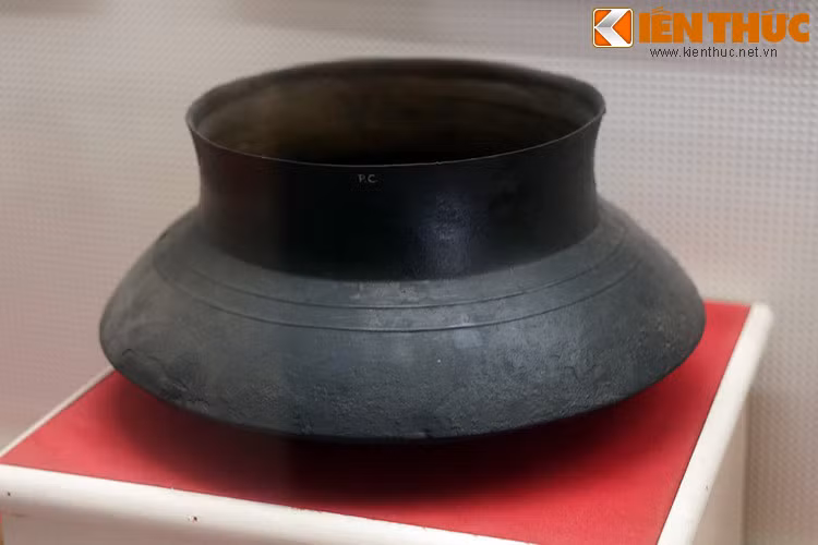 Chiếc nồi vợ đồng chí Hồ Tùng Mậu dùng nấu thạch in tài liệu cho Huyện ủy huyện Quỳnh Lưu, 1930.