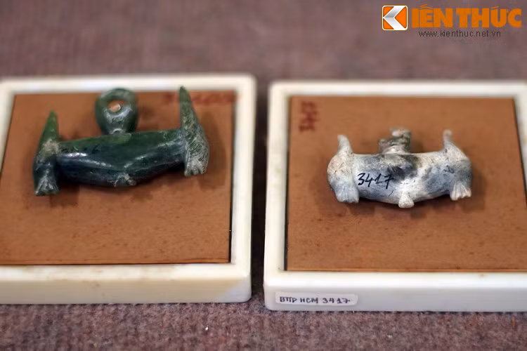 Khuyên tai hình hai đầu thú khai quật ở Giồng Phật, hiện vật đặc trưng của văn hóa Sa Huỳnh.