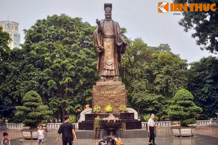 Trong lịch sử Việt Nam, vua Lý Thái Tổ (974 – 1028) là một trong những vị vua vĩ đại nhất, người khởi lập thành Thăng Long và tạo dựng nên mảnh đất ngàn năm văn hiến. Vào năm 1010, ông đã chuyển kinh đô của nước Đại Cồ Việt từ Hoa Lư ra thành Đại La (Thăng Long – Hà Nội sau này).