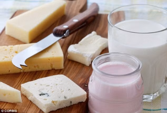 Sữa và các chế phẩm từ sữa: Hàm lượng cao protein trong sữa và các chế phẩm từ sữa như pho mát, bơ… sẽ khiến bạn cảm thấy no lâu và hỗ trợ tốt cho việc giảm cân. 