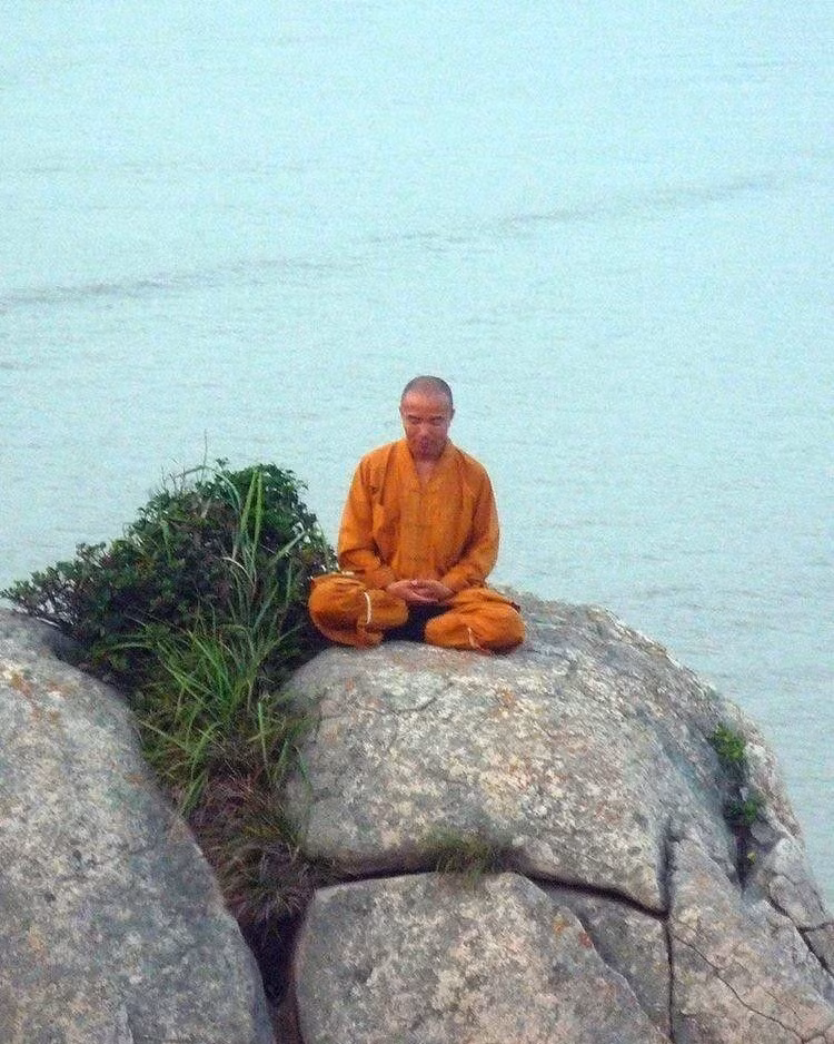 Cho đến khi, người này di chuyển sang một vị trí khác và nhận ra, tảng đá mà nhà sư đang nằm cao tới 4m, hoàn toàn không có phương tiện hay công cụ gì có thể trèo lên. Tò mò không biết nhà sư làm cách nào để trèo lên, du khách đem thắc mắc đi hỏi chính nhà sư đó. (Nguồn 163)
