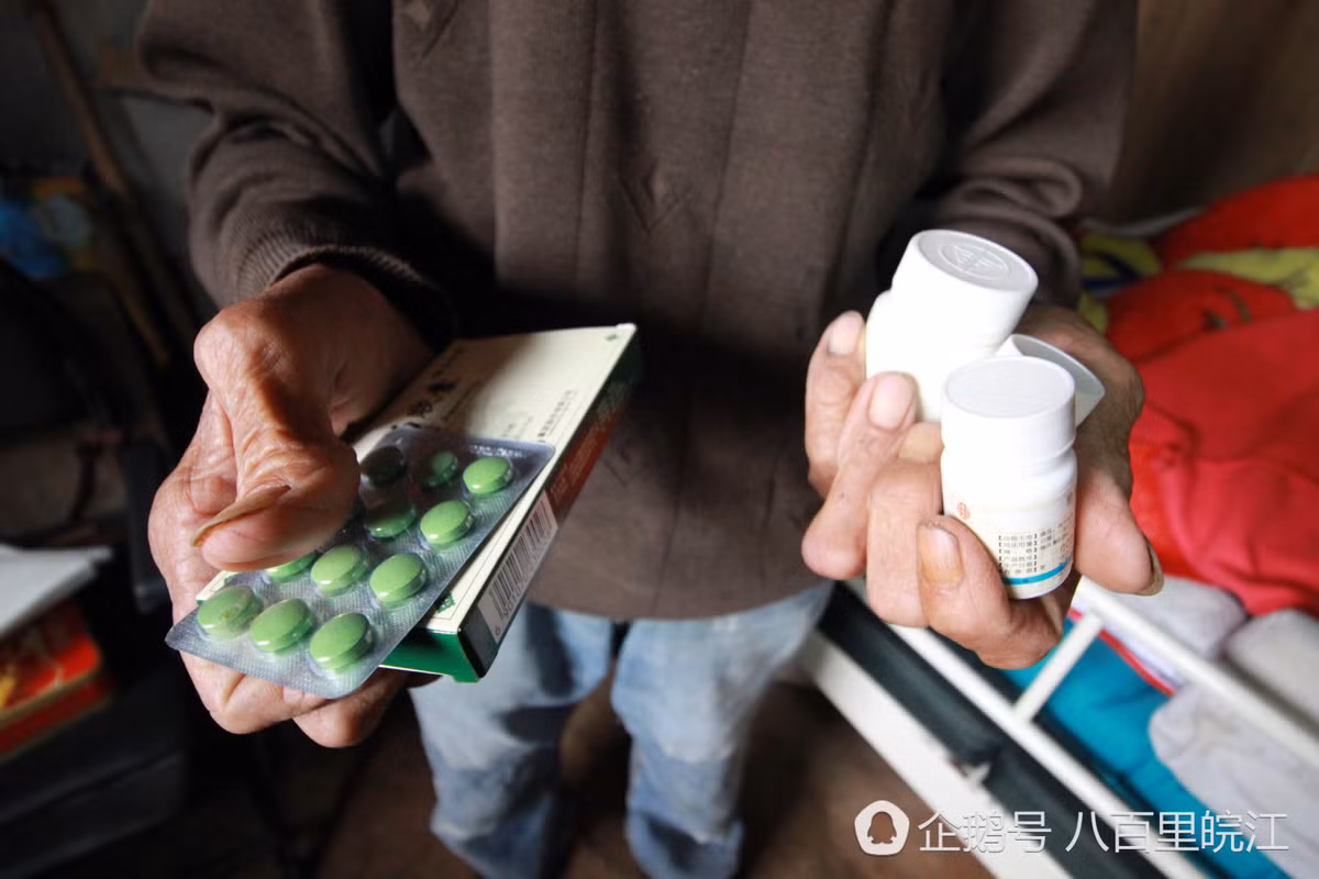 Chẳng ngờ, khoảng 10 năm trước, vợ ông Vinh trúng gió, may nhờ cứu giúp kịp thời giữ được tính mạng thế nhưng từ đó trở đi bà bị liệt, không thể tự sinh hoạt, mọi hoạt động đều phải nhờ người khác giúp đỡ. Nhà ông Vinh vốn không lấy gì làm khá giả, các con cũng là nông dân, quanh năm đi làm công ở xa, thi thoảng mới về nhà giúp ông Vinh chăm sóc mẹ. Tất cả gánh nặng đặt lên vai cụ ông 85 tuổi tảo tần.