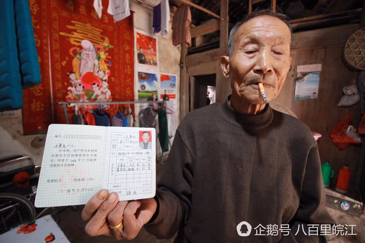 Hàng ngày, ông vẫn rất chu đáo chăm bà, không để cho bà tủi thân, trời nóng ông lau người, tắm táp cho bà, trời lạnh lấy thêm túi sưởi, đói bụng bón cho bà ăn, khát nước ông kiên nhẫn bón từng thìa cho bà. Suốt 10 năm qua, mỗi ngày đều như vậy.