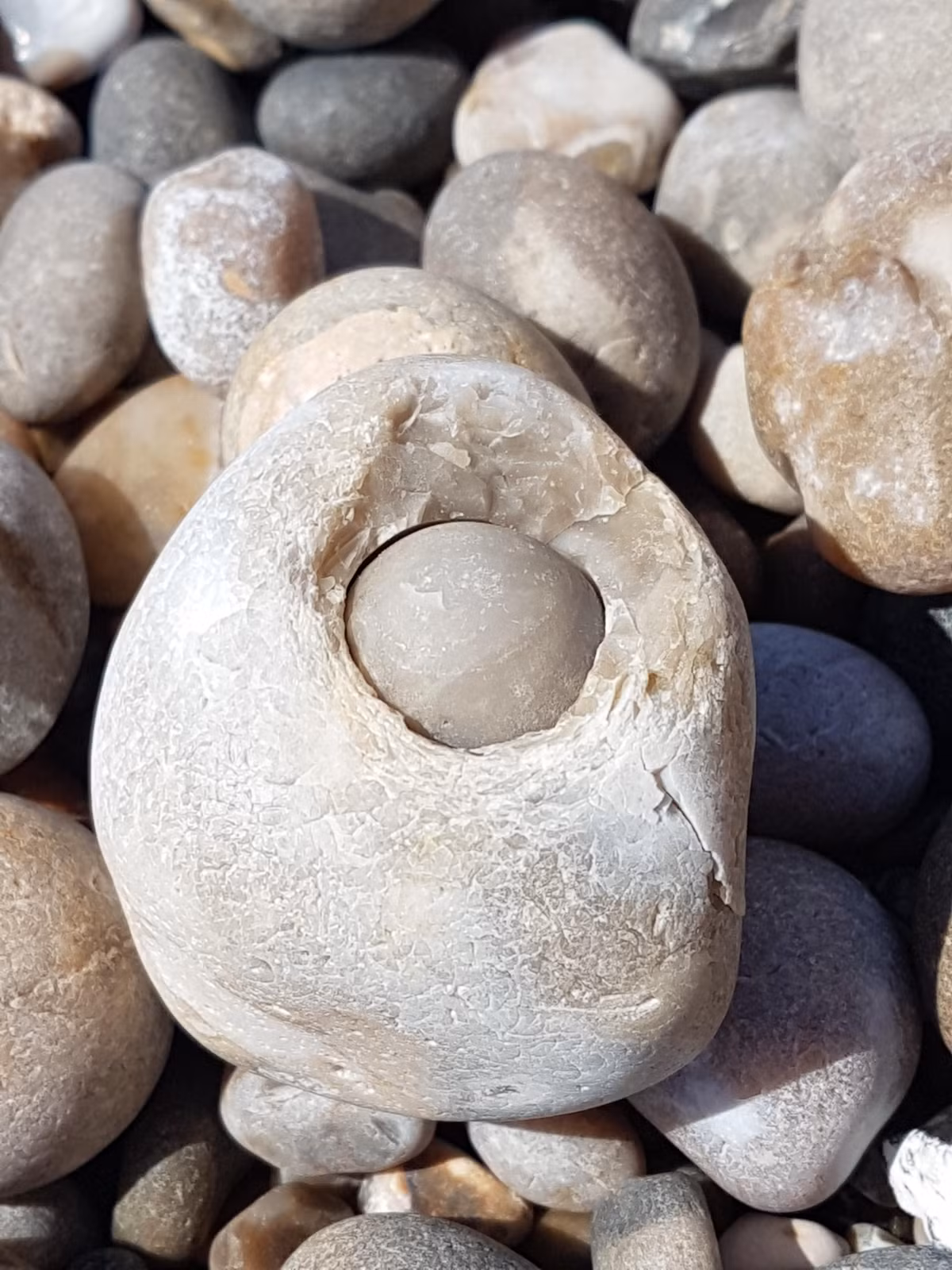Cất giấu một hòn đá hoàn hảo bên trong một viên đá xù xì, có lẽ chỉ có mẹ thiên nhiên mới có "thú vui" tao nhã đó. (Nguồn BuzzFeed)